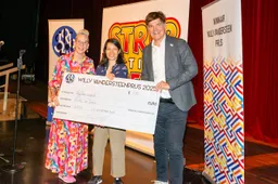 aimee-de-jongh-ontvangt-de-cheque-van-burgemeester-paul-depla