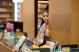 TON_6179.meisje_peuter_bieb_bibliotheek_prentenboeken_bak_kijken_boek_pakken