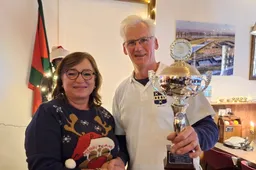 Ivonne ontvangt beker