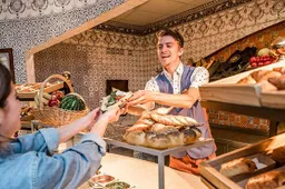 650x370-efteling-medewerker-overhandigt-broodje