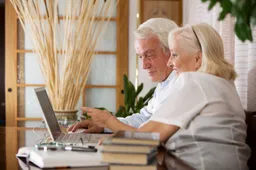 laptop-zoeken-senior-senioren-koppel (1)
