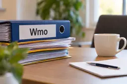 Wmo-dossier op een verlicht bureau