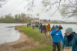 Gasten van de Blauwe Bever gaan aan wal bij de Jufferswaard