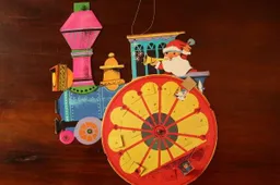 Adventskalender in de vorm van een trein met draaiend wiel, circa 1970-1973