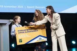 Eva - winnares Beste Junior Klimaatspeech 2025 - met juryvoorzitter Tessa van Beest en dagvoorzitter Liesbeth Staats - foto Erik Kottier