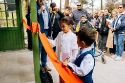 Opening van vernieuwde barak door achterkleinkinderen
