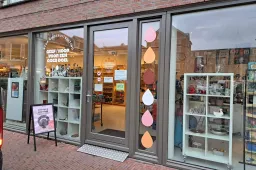 Foto gevel Terre des Hommes winkel Wageningen