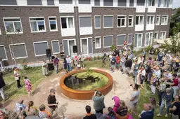 Bewoners knippen samen met wethouder van vulpen het lint door