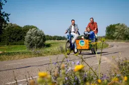 Presentatoren Frank Oosterwegel en Esther Stegeman tijdens de opnames van Rondje Gelderland