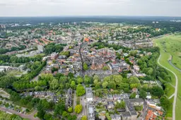 Luchtfoto-Wageningen-Centrum-Drone-Binnenstad-Kerk-Gemeentehuis-2c gemeente wageningen4