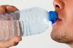 flesje water kan autobrand veroorzaken1530356175