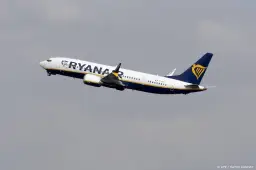ryanair moet passagiers 400 euro betalen vanwege dronken steward1692025030