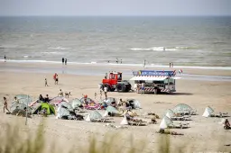strand populair op warme en zonnige tweede paasdag1650288524