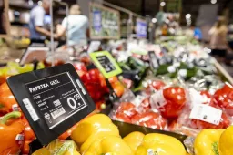supers stoppen met plastic en papieren zakjes groenten en fruit1677146727