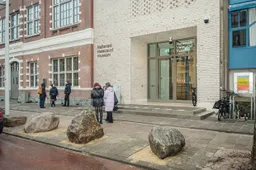 grote-keien-voor-de-deur-van-het-holocaustmuseum-en-voor-de