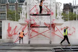 nationaal-monument-op-de-dam-beklad-met-rode-verf-op-dodenherdenking
