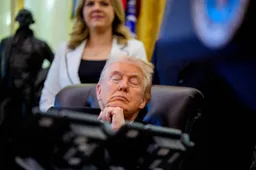 de-amerikaanse-president-donald-trump-dut-in-tijdens-een-bijeenkomst