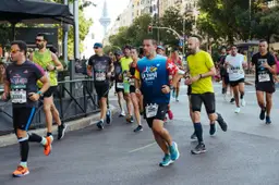 Groep van hardlopers in volle inspanning tijdens de Madrid marathon race
