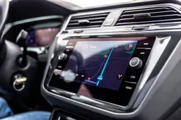 Het touchscreen in het dashboard van een auto toont een navigatiekaart zonder netwerkverbinding.