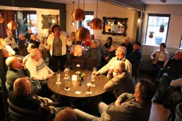 WES Tafeltje Dekje vrijwilligers en chef Annette Kiewiet foto Alanda de Boer