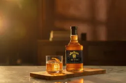 jim beam black whiskey met een glas op een houten plank