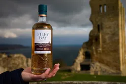 Filey Bay Heritage whisky bij een monument