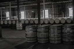 Rickhouse in zwart wit met allemaal vaten