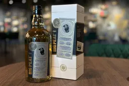 Big Peat FEis Ile 2025 op een tafel