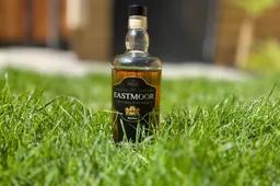 Kalkwijck Singmatuire Malt whisky 2025 op een grasveld