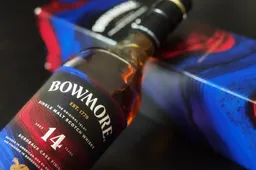 Bowmore 14 Year Old Bordeaux Cask Finish whisky review in the Whisky Monkeys Studio with box close-up
