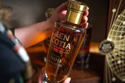 Glen Scotia Four Quarters whisky ser Distillers one of One Campbeltown whisky bottle