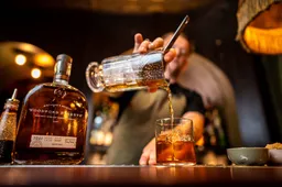 Old Fashioned Hustle bij cocktailbar Door 74