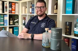 Robbert van Harskamp Craft Spirits Interview Whisky Monkeys voor een whisky kast