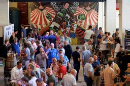 Mensen proeven whisky tijdens Whisky Event Eindhoven