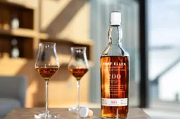 Port Ellen 42 Year Old 200th Anniversary whisky en twee glazen