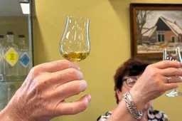 Stokerij Twentse Ketels Squaremountains whisky batch 6 tasting panel met whiskyglazen in de lucht