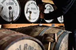 Isle of Raasay Distillery pakhuis met vaten