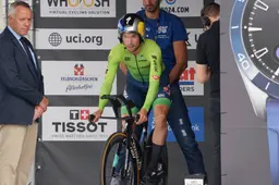 Primoz Roglic bij de start van een tijdrit