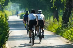 Wielertoeristen die aan het trainen zijn
