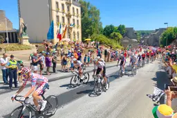 Tour-de-France-2025-etape7-Corseul-peloton-02-byRundvald