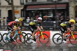 TOUR_DE_FRANCE_2025_-_STAGE_21_PARIS_Wout_VAN_AERT_futur_winner_stage_21