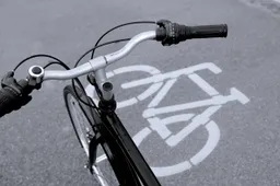 bicycle path 830216 1280