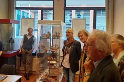 ArcheoHotSpot BoZ interieur met belangstellenden gecomprimeerd