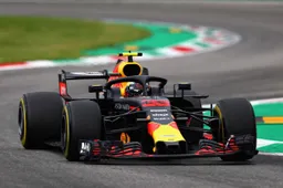 Verstappen en Vettel toucheren, Vettel vliegt van de baan