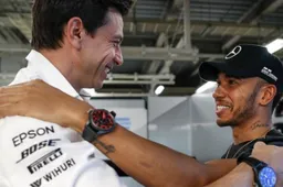 Wereldtitels nog niet binnen volgens Wolff: ‘Hamilton kan zomaar een vinger breken’