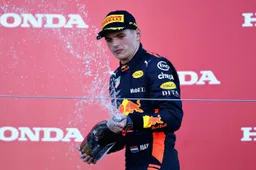 Verstappen ziet Ricciardo balen na motorpech in Japan: 'Dat is nooit fijn'