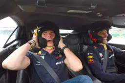 Verstappen en Ricciardo spinnen op nat Austin en gaan helemaal stuk