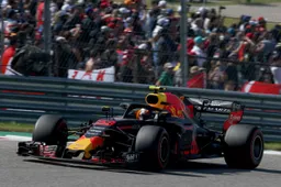 Video | Gefrustreerde Verstappen rijdt bordje omver na mislopen pole position