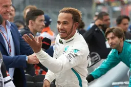 Lewis Hamilton ziet gelijkenis met jonge rijders: 'Zie mezelf erin terug'