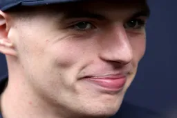 Verstappen beledigt Bottas: 'Ik denk dat Lewis in z’n achteruit ook nog wint'